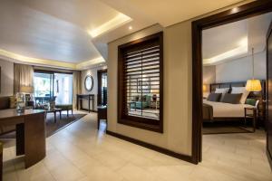格兰贝伊Royal Palm Beachcomber Luxury的一间设有床铺和客厅的房间