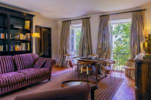 布伦德Villa les Roses的客厅配有紫色沙发和桌子