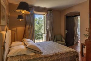 布伦德Villa les Roses的卧室配有带枕头的床铺和窗户。