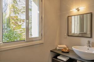 布伦德Villa la Rose des Mers的一间带水槽和窗户的浴室