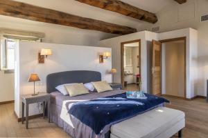 布伦德Villa la Rose des Mers的一间卧室配有一张带蓝色棉被的床