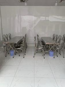 áº¤p VÄ©nh ÃÃ´ngNhà Trọ Số 2的一套桌子和椅子