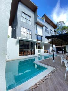 科隆阿卡西亚花园宾馆的一座房子前面设有游泳池