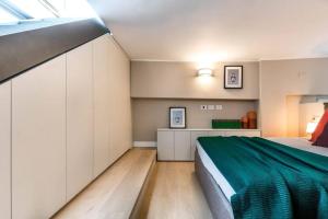 米兰Milan Style-Hosted by Sweetstay的一间卧室配有一张带绿毯的大床