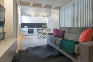 米兰Milan Style-Hosted by Sweetstay的客厅配有带色彩缤纷枕头的灰色沙发