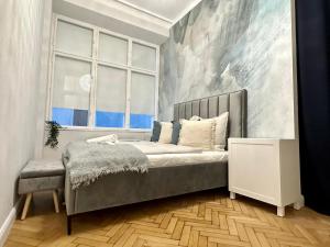 维也纳Stylish Apartment - in the Center的一间卧室设有一张床和一个窗口