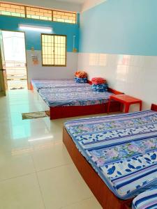 áº¤p VÄ©nh ÃÃ´ngNhà Trọ Số 2的一间客房内配有两张床的房间
