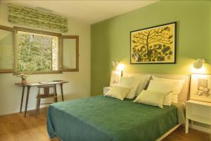 布伦德Villa Piccula的绿色卧室配有床和桌子