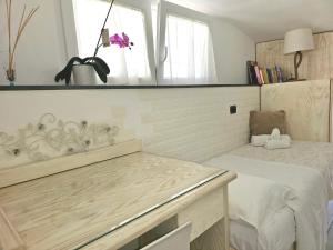 卡普里LA Giulia的客房设有床、桌子和镜子