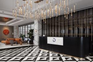 伊斯坦布尔Delta Hotels by Marriott Istanbul Kagithane的大堂设有前台和吊灯