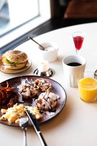 斯泰农松德斯特努斯巴登游艇俱乐部酒店的一张桌子,上面放着一盘早餐食品和饮料