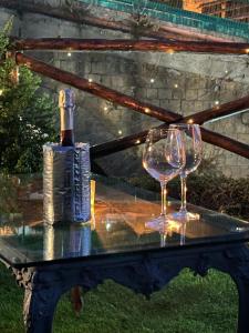 卡普里LA Giulia的桌子上放有一瓶葡萄酒和两杯酒