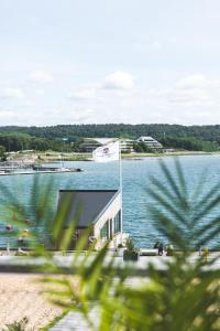 斯泰农松德斯特努斯巴登游艇俱乐部酒店的享有大片水体和建筑的景色