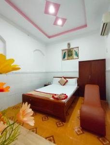 顺安Hotel Thanh Vân的一间卧室配有一张床和一把椅子