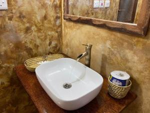 肯杜瓦Santorini Sunset villa的浴室设有白色水槽和镜子