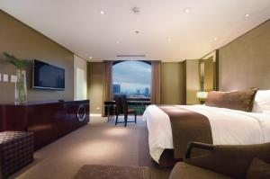 马尼拉湾叶市中市的酒店客房设有一张床和一个大窗户