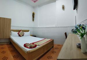 顺安Hotel Thanh Vân的一间卧室,配有一张床和花瓶