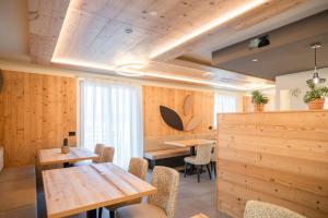 圣洛伦佐因巴纳莱B&B al Borgo的餐厅拥有木墙和桌椅