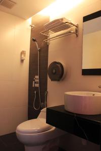 吉隆坡世纪酒店的浴室配有卫生间、盥洗盆和淋浴。