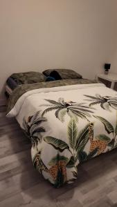 日安villa skys France的床上有棕榈树的被子