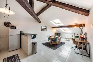 里昂Apartment for 4 people with view of Fourvière AIL的厨房以及带桌椅的起居室。