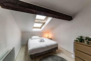 里昂Apartment for 4 people with view of Fourvière AIL的阁楼卧室配有床和天窗