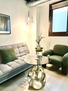 格拉纳达里尔优公寓的客厅配有沙发和桌子