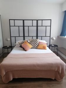 罗马Aparthotel Colombo Roma的一间卧室配有一张大床和枕头