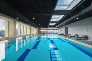 上海上海浦东滨江喜来登酒店的大楼内的大型游泳池