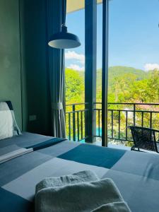 象岛常青象岛度假酒店的一间卧室设有一张床和一个美景阳台