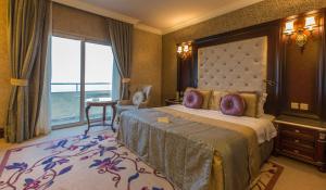 凯里尼亚Merit Park Hotel Casino & SPA的一间卧室设有一张大床和一个大窗户