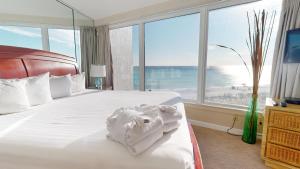 德斯坦Beachside II 4252的酒店客房,设有一张床铺,享有海景