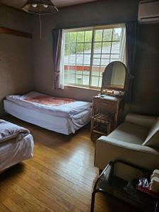 Shimo-taga枇杷物語的客房设有两张床和窗户。
