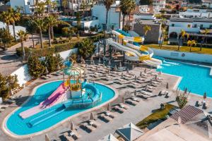 佩基罗德Ellia Resort的享有度假村游泳池的空中景致