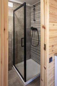 凯卡瓦自治市Doles Perle的浴室里设有玻璃门淋浴