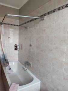 蒙苏姆马诺Come a casa的浴室配有白色浴缸和淋浴。