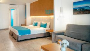 科拉雷侯罗伯斯海湾拉布兰达酒店的酒店客房,配有床和沙发