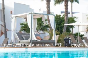 科拉雷侯罗伯斯海湾拉布兰达酒店的游泳池旁设有椅子和凉亭