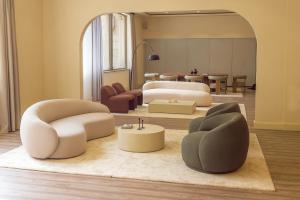 阿维拉瓦尔德拉巴内斯皇宫酒店的客厅配有两张床和两把椅子