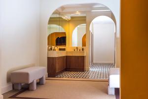 阿维拉瓦尔德拉巴内斯皇宫酒店的一间带水槽和镜子的浴室