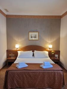 格罗塔费拉塔斯夸尔西亚雷里酒店的一间卧室配有一张大床和两条毛巾
