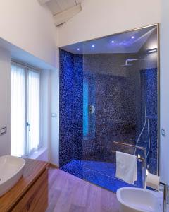 克雷马White Moon crema & Parking的带淋浴的浴室(带蓝色玻璃)
