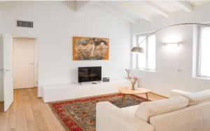 克雷马White Moon crema & Parking的白色的客厅设有白色的沙发和壁炉