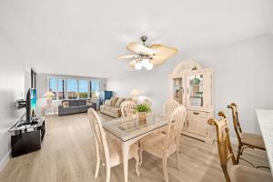 萨尼贝尔Loggerhead Cay #434的用餐室以及带桌椅的起居室。