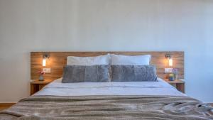 基萨莫斯Kaliviani Traditional Hotel的一间卧室配有一张大床和两个枕头