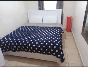 JujaAmazing 1 Bedroom Apartment, Juja的一张带白色床单的白色床罩床