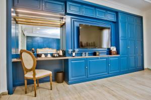 维洛里奥萨50th Guest House的蓝色的浴室设有水槽和椅子