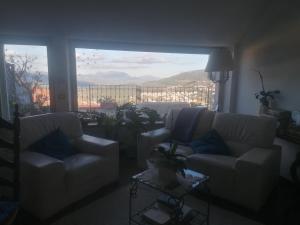 努奥罗Coros的客厅设有两张沙发和一个大窗户