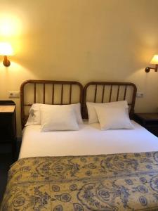 比拉德劳夏勒特克罗米娜酒店的一间卧室配有带2个枕头的床