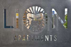 奥斯塔Le Lion Apartments - Bike & Ski的带有狮子头的美国公寓标志